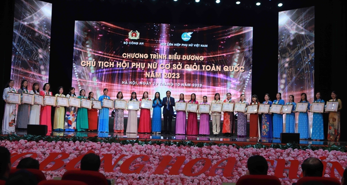 Hình ảnh trao bằng khen, tôn vinh 293 Chủ tịch Hội Phụ nữ cơ sở giỏi toàn quốc năm 2023 - Ảnh 11.