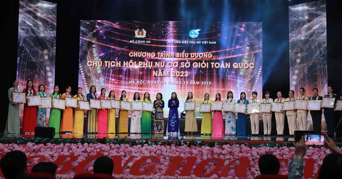 Hình ảnh trao bằng khen, tôn vinh 293 Chủ tịch Hội Phụ nữ cơ sở giỏi toàn quốc năm 2023 - Ảnh 12.