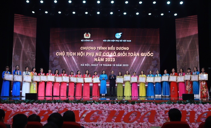 Hình ảnh trao bằng khen, tôn vinh 293 Chủ tịch Hội Phụ nữ cơ sở giỏi toàn quốc năm 2023 - Ảnh 2.