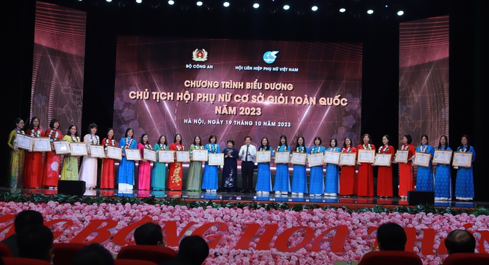 Hình ảnh trao bằng khen, tôn vinh 293 Chủ tịch Hội Phụ nữ cơ sở giỏi toàn quốc năm 2023 - Ảnh 3.