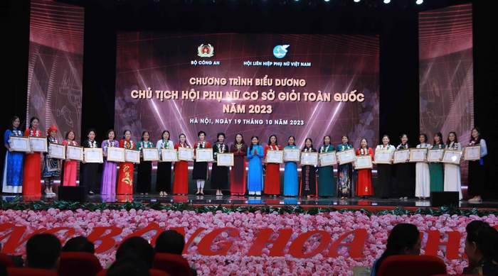 Hình ảnh trao bằng khen, tôn vinh 293 Chủ tịch Hội Phụ nữ cơ sở giỏi toàn quốc năm 2023 - Ảnh 4.