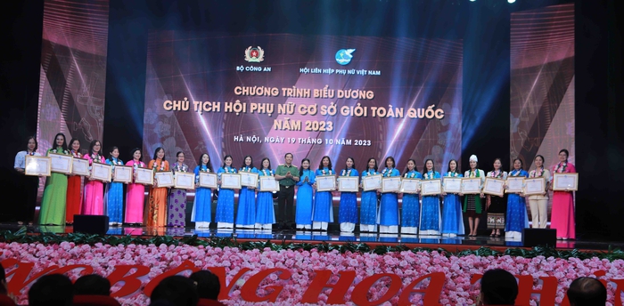 Hình ảnh trao bằng khen, tôn vinh 293 Chủ tịch Hội Phụ nữ cơ sở giỏi toàn quốc năm 2023 - Ảnh 6.
