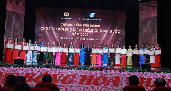Hình ảnh trao bằng khen, tôn vinh 293 Chủ tịch Hội Phụ nữ cơ sở giỏi toàn quốc năm 2023 - Ảnh 5.