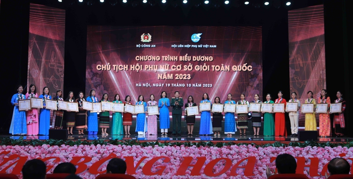 Hình ảnh trao bằng khen, tôn vinh 293 Chủ tịch Hội Phụ nữ cơ sở giỏi toàn quốc năm 2023 - Ảnh 7.