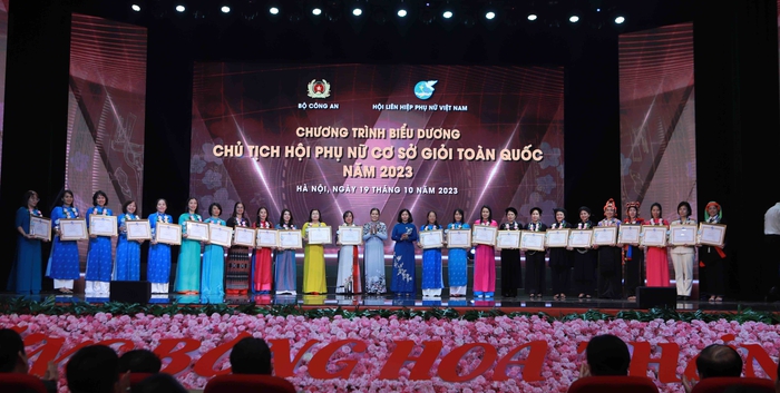 Hình ảnh trao bằng khen, tôn vinh 293 Chủ tịch Hội Phụ nữ cơ sở giỏi toàn quốc năm 2023 - Ảnh 8.