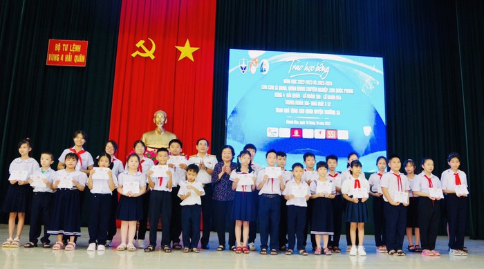 Nguyên Phó Chủ tịch nước Trương Mỹ Hoa trao học bổng Vừ A Dính cho 570 học sinh vượt khó  - Ảnh 2.