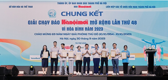 Đại diện Tập đoàn Tân Á Đại Thành (ngoài cùng bên phải) nhận kỷ niệm chương Nhà tài trợ Giải chạy Báo Hànộimới mở rộng lần thứ 48