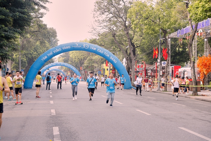 Các &quot;runner Tân Á Đại Thành&quot; tham gia đường chạy