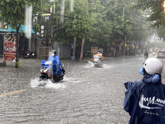 Dân công sở than trời vì mưa ngập, kẹt xe khắp TP.HCM: &quot;Đầu tuần chưa làm được gì đã mất cả trăm nghìn tiền taxi&quot; - Ảnh 4.