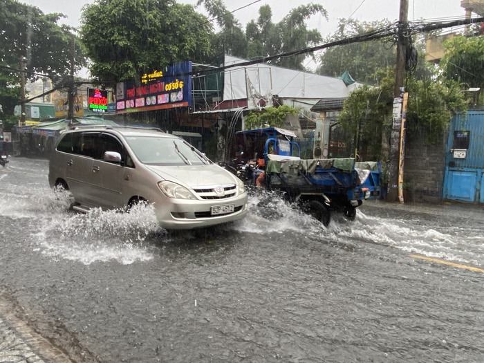 Dân công sở than trời vì mưa ngập, kẹt xe khắp TP.HCM: &quot;Đầu tuần chưa làm được gì đã mất cả trăm nghìn tiền taxi&quot; - Ảnh 2.