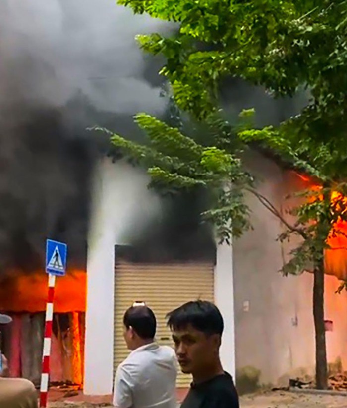Bắc Ninh: Cháy lớn tại một kho vải gần chợ Ninh Hiệp, nguời dân hốt hoảng di chuyển hàng hóa - Ảnh 1.
