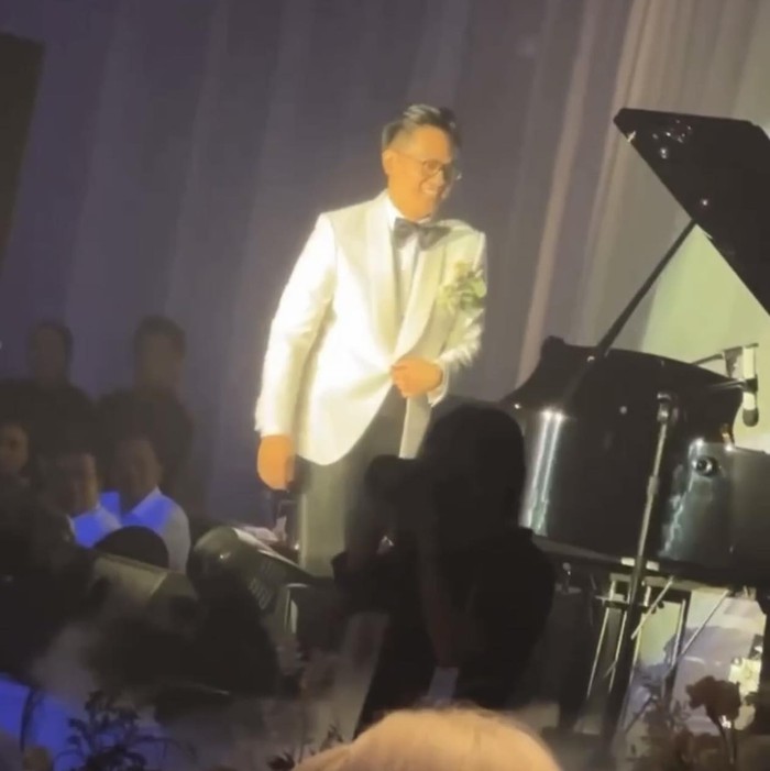 Nhạc trưởng Trần Nhật Minh tự tay đàn piano và hát cực điêu luyện để đón cô dâu Thanh Hằng lên lễ đường - Ảnh 3.