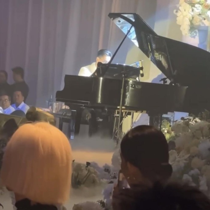 Nhạc trưởng Trần Nhật Minh tự tay đàn piano và hát cực điêu luyện để đón cô dâu Thanh Hằng lên lễ đường - Ảnh 2.
