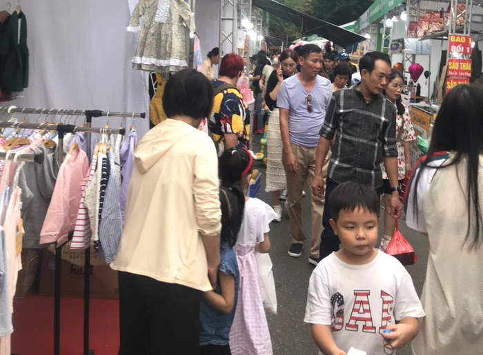 Hội chợ Mottainai Bazaar: Đông vui đến lúc cuối cùng - Ảnh 1.