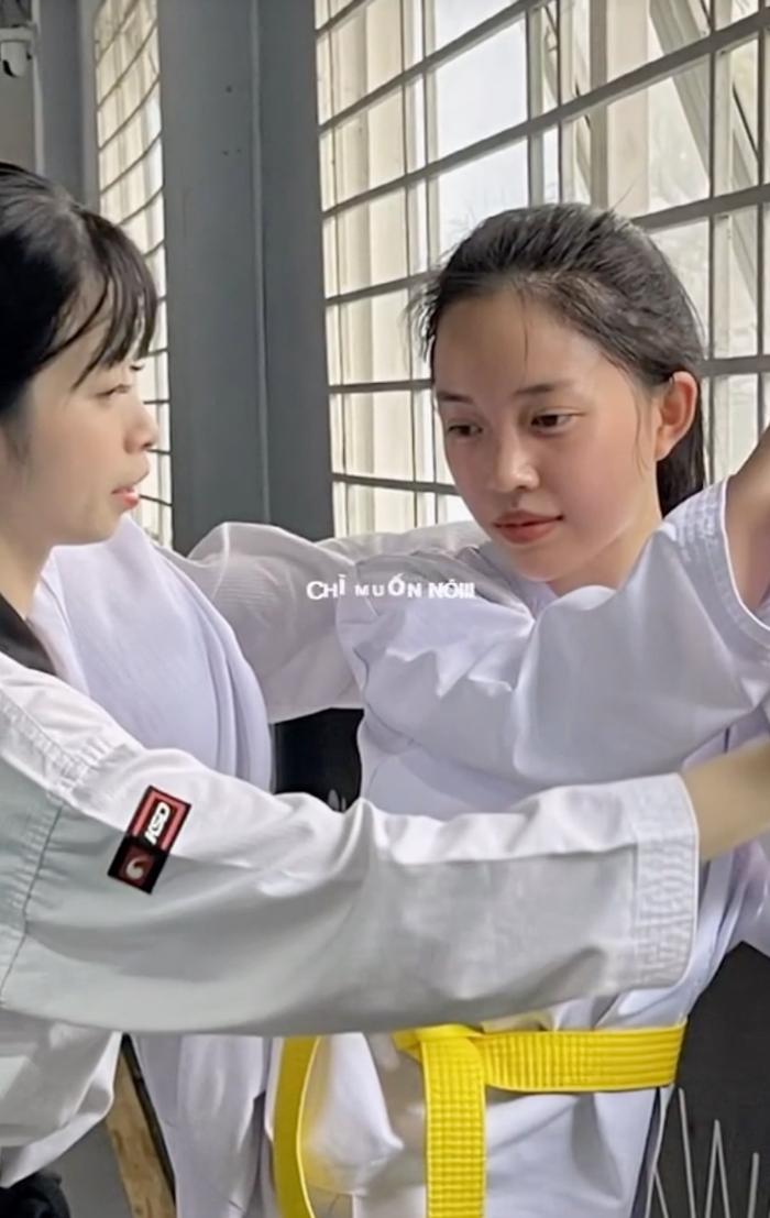 Hoa khôi Taekwondo dạy võ cho hot girl Linh Ngọc Đàm: Mặt mộc của hai cô trò gây sốt - Ảnh 1.