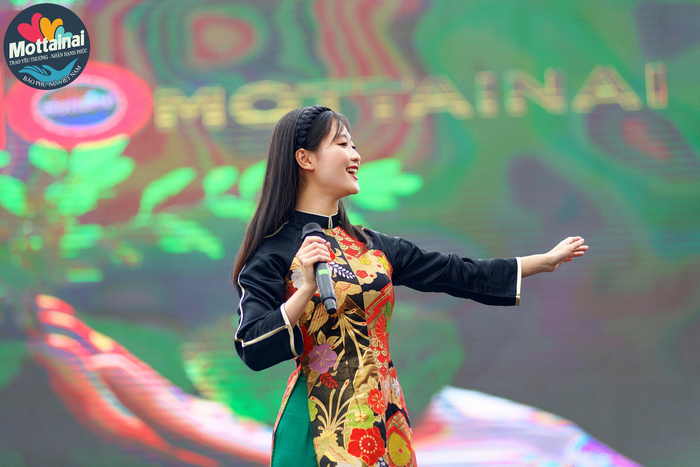 Akari hát tại Gala Kỷ niệm 10 năm Chương trình Mottainai &quot;Trao yêu thương, nhận hạnh phúc&quot;