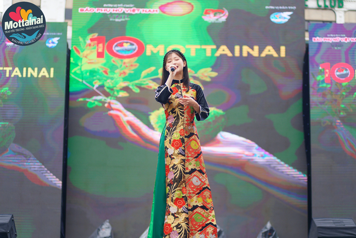 Hình ảnh cô gái Nhật trong trang phục áo dài Việt mang lại nhiều cảm tình cho người tham dự chương trình