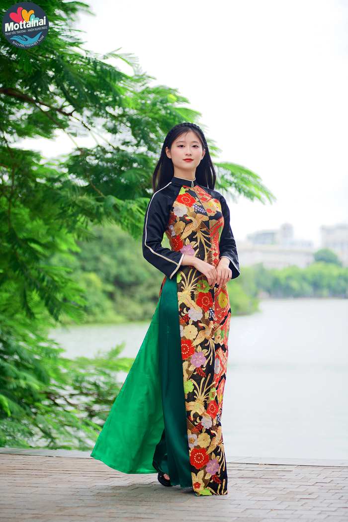 Với 6 năm sinh sống tại Việt Nam,  Akari đã cảm nhận được cốt cách phụ nữ Việt khi diện tà áo dài