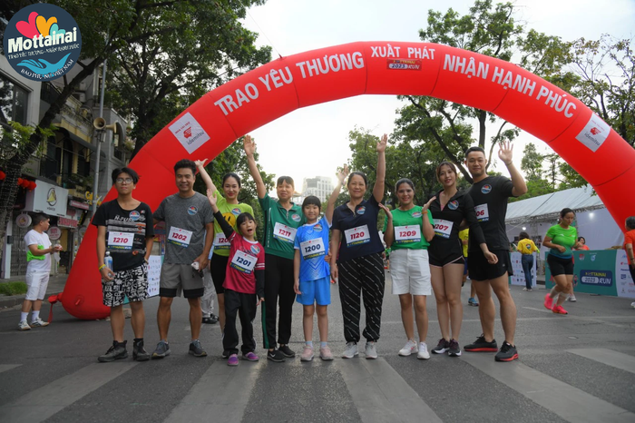 Gia đình đông thành viên nhất tại Mottainai Run 2023: chạy để chia sẻ tình yêu thương - Ảnh 1.