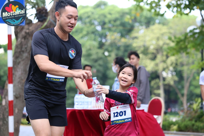 Gia đình đông thành viên nhất tại Mottainai Run 2023: chạy để chia sẻ tình yêu thương - Ảnh 4.
