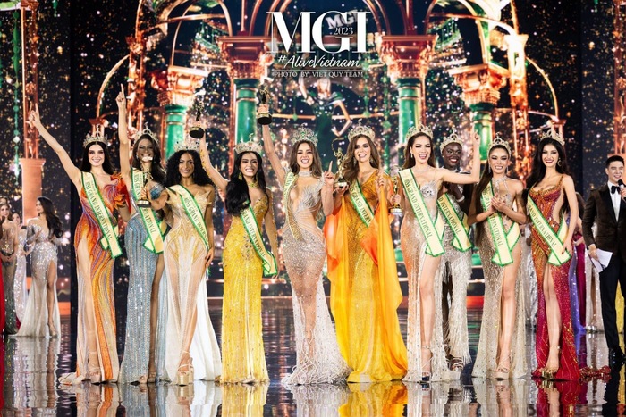 NTK Nguyễn Minh Tuấn dời show thời trang để thực hiện 50 chiếc váy cho Miss Grand 2023 - Ảnh 1.