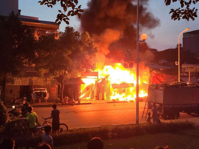 Hà Nội: Cháy nhà kèm tiếng nổ lớn, 3 mẹ con tử vong - Ảnh 1.