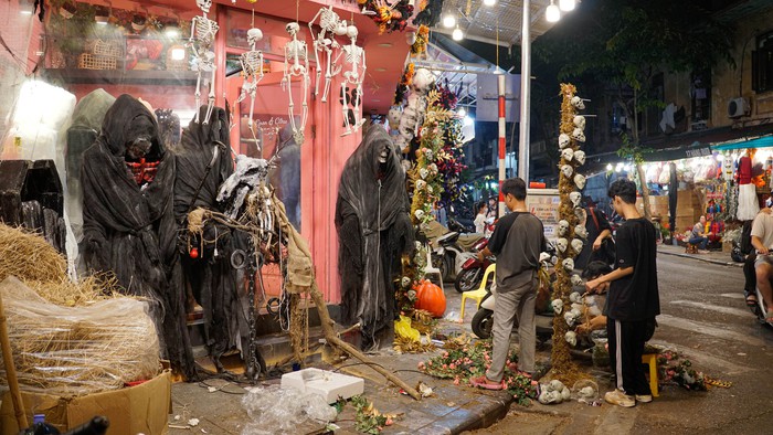 Tràn ngập đồ chơi kinh dị trước ngày lễ Halloween trên phố Hàng Mã - Ảnh 4.