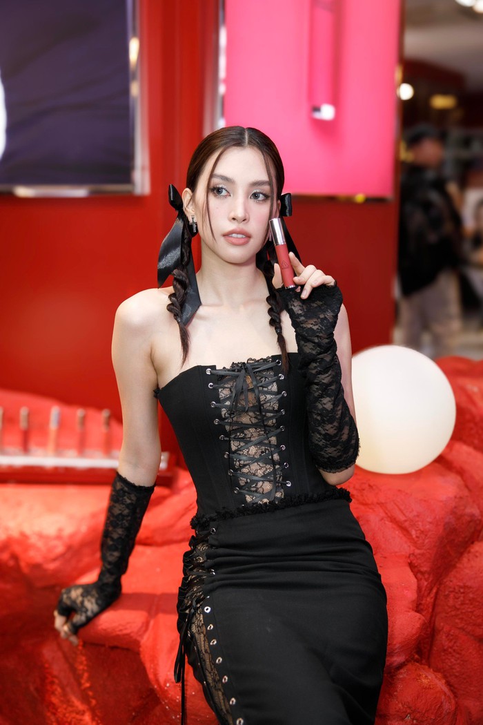 Hoa hậu Tiểu Vy diện trang phục corset cá tính tạo dáng cùng mẫu son Hazy Lip Clay của 3CE