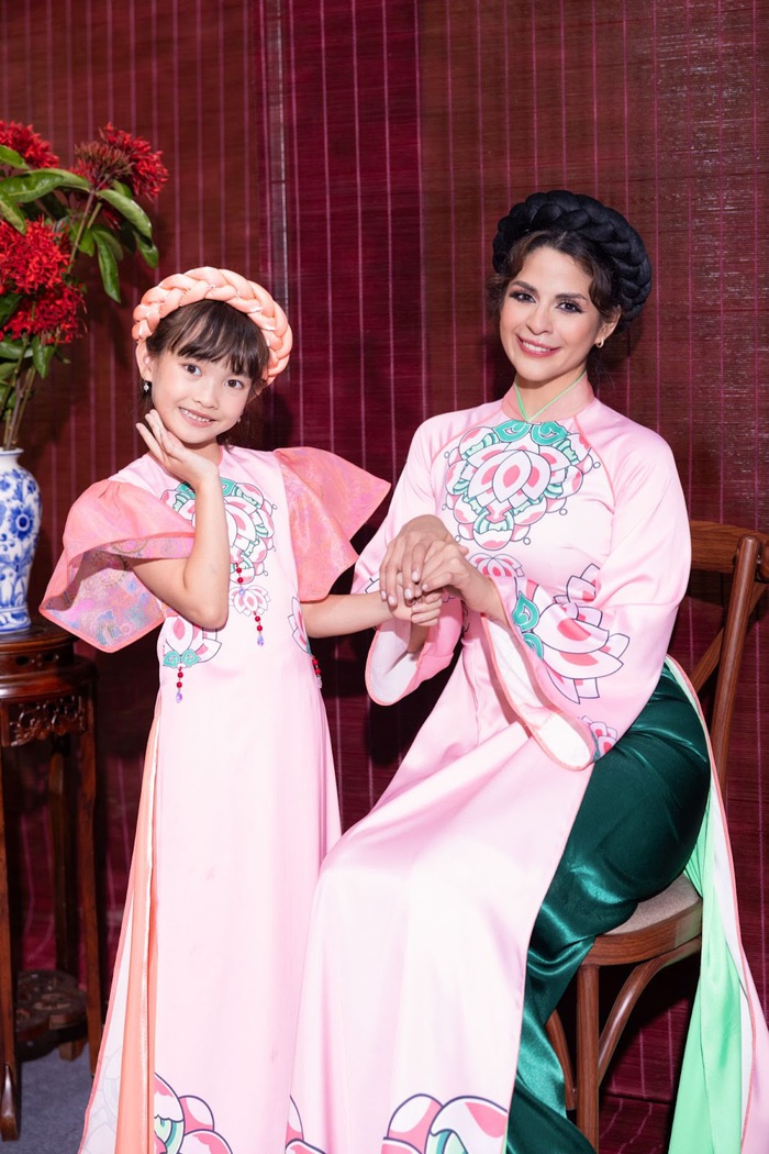 Pamela Orozco, con gái Đại sứ Elsavador tại Việt Nam và bé Cherry (con gái model Hồng Quế)