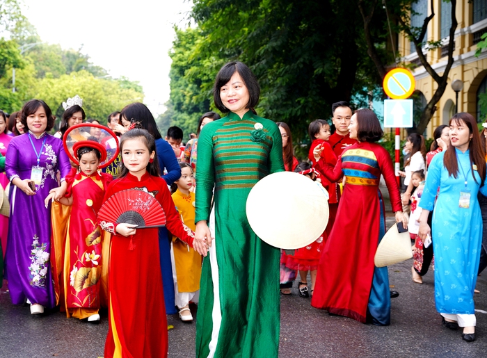 1000 đại biểu đồng diễn nhằm khơi dậy niềm tự hào, trách nhiệm gìn giữ Áo dài  - Ảnh 3.