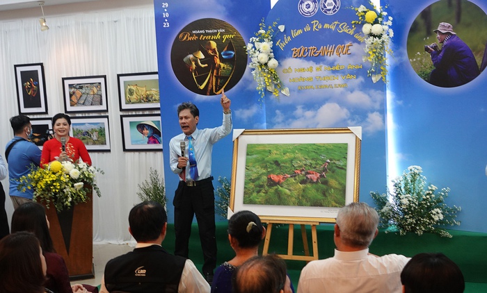 NSNA Thái Phiên hoạt náo phần đấu giá các tác phẩm tại buổi triển lãm