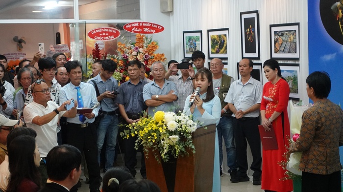 Chị Hoàng Phương Thảo - con gái cố nghệ sĩ Hoàng Thạch Vân xúc động chia sẻ lại những kỷ niệm về cha tại buổi triển lãm