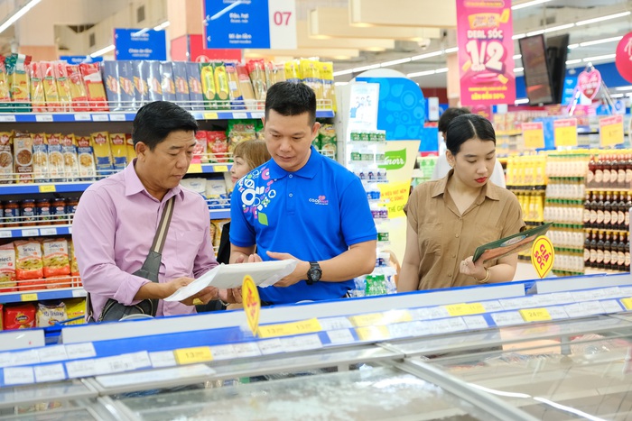 Lãnh đạo Saigon Co.op tính tiền, tư vấn, phục vụ khách hàng - Ảnh 9.