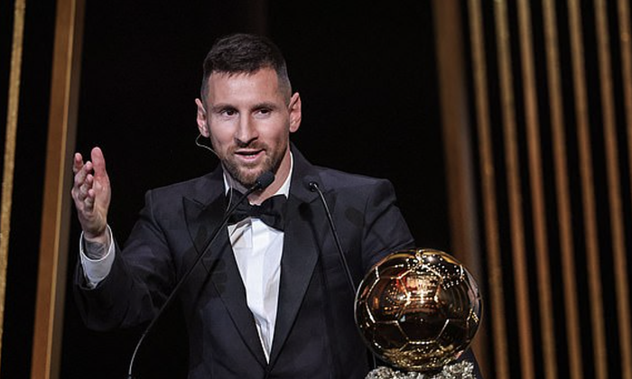 Ba quý tử nhà Messi biểu cảm chuẩn &quot;anti-fan&quot; khi bố nhận Quả bóng vàng 2023 - Ảnh 1.