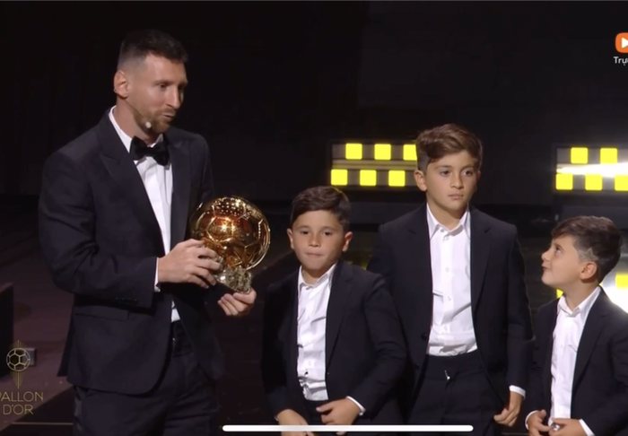 Ba quý tử nhà Messi biểu cảm chuẩn &quot;anti-fan&quot; khi bố nhận Quả bóng vàng 2023 - Ảnh 5.