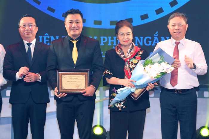 Anh em Lý Hùng - Lý Hương được mời trao giải Lễ bế mạc Liên hoan phim ngắn TPHCM lần thứ 1 - Ảnh 2.
