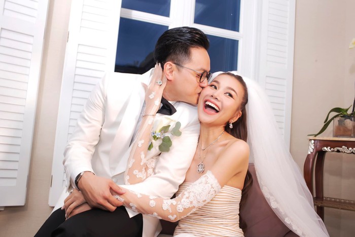 Nàng dâu mới Thanh Hằng lộ diện sau đám cưới với biểu cảm gây chú ý - Ảnh 2.