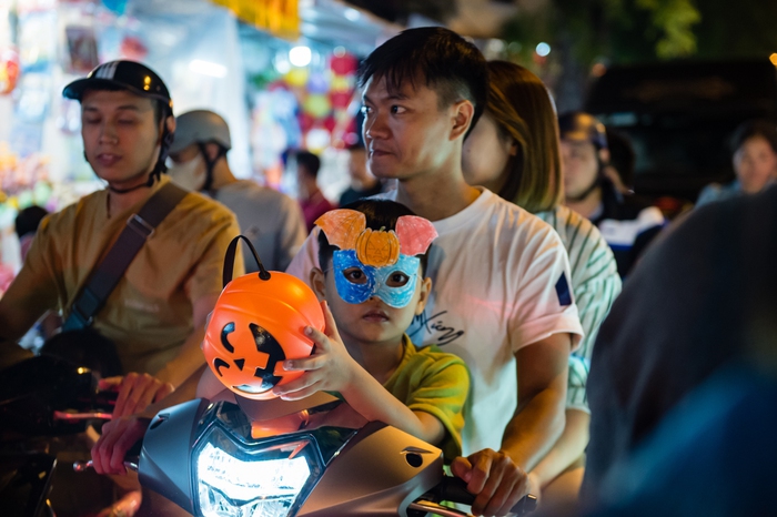 Hàng Mã ngập tràn màu sắc &quot;ma quái&quot; trong đêm Halloween, thu hút người dân Hà Nội xuống phố vui chơi - Ảnh 5.