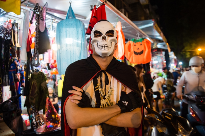 Hàng Mã ngập tràn màu sắc &quot;ma quái&quot; trong đêm Halloween, thu hút người dân Hà Nội xuống phố vui chơi - Ảnh 8.