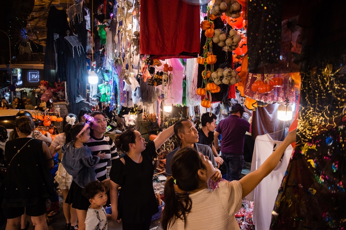 Hàng Mã ngập tràn màu sắc &quot;ma quái&quot; trong đêm Halloween, thu hút người dân Hà Nội xuống phố vui chơi - Ảnh 4.