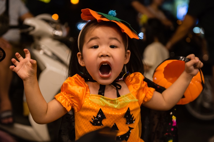 Hàng Mã ngập tràn màu sắc &quot;ma quái&quot; trong đêm Halloween, thu hút người dân Hà Nội xuống phố vui chơi - Ảnh 7.