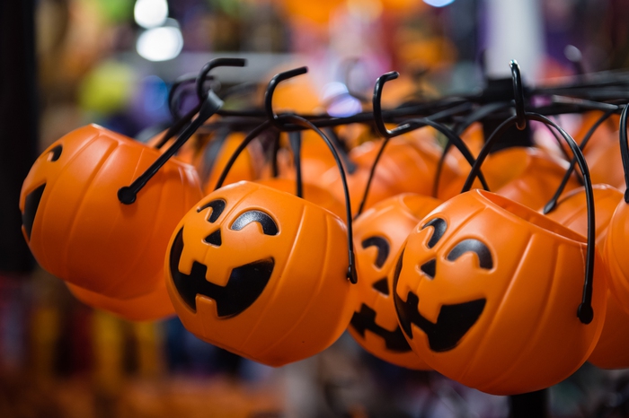 Hàng Mã ngập tràn màu sắc &quot;ma quái&quot; trong đêm Halloween, thu hút người dân Hà Nội xuống phố vui chơi - Ảnh 2.