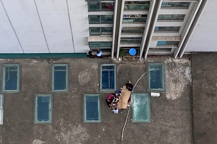 Nữ sinh lớp 7 rơi từ tầng cao chung cư tử vong ở Hà Nội - Ảnh 1.