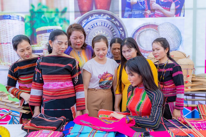 Bình Định: Sắc màu phiên chợ kết nối tiêu thụ sản phẩm cho phụ nữ vùng đồng bào dân tộc thiểu số  - Ảnh 3.