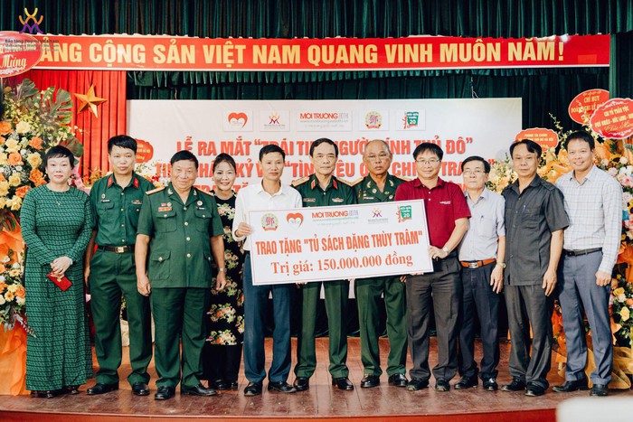 CLB Trái tim người lính Thủ đô trao tặng Tủ sách Đặng Thùy Trâm trị giá 150 triệu đồng cho xã Đức Long