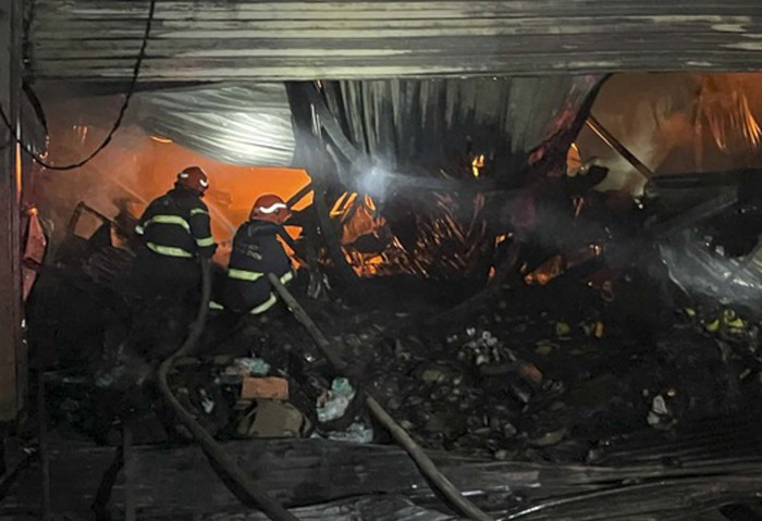 Hà Nội: Cháy xưởng tại Hoài Đức, cột khói đen bốc cao hàng chục mét - Ảnh 2.