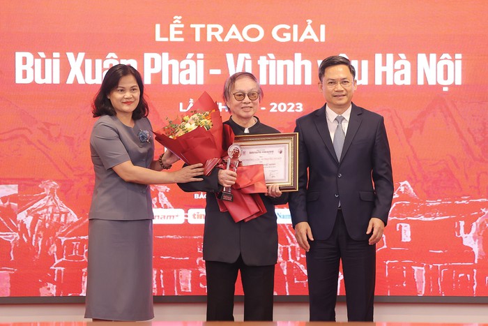 Ông Hà Minh Hải, Phó Chủ tịch UBND TP Hà Nội (phải) và bà Nguyễn Thị Sự, Phó Tổng giám đốc Thông tấn xã Việt Nam (trái) trao giải thưởng Lớn - Vì tình yêu Hà Nội cho NSND Đặng Nhật Minh