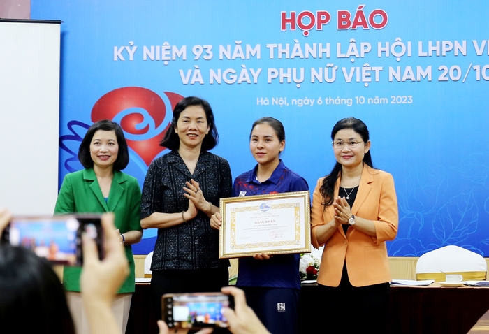 Hội LHPN Việt Nam trao bằng khen cho nữ xạ thủ Trịnh Thu Vinh - Ảnh 1.