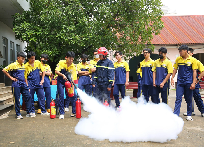 TPHCM; Hàng trăm học sinh trải nghiệm, thực hành phòng cháy chữa cháy và cứu nạn cứu hộ - Ảnh 1.