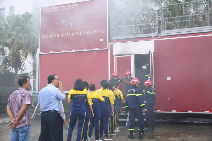 TPHCM; Hàng trăm học sinh trải nghiệm, thực hành phòng cháy chữa cháy và cứu nạn cứu hộ - Ảnh 2.